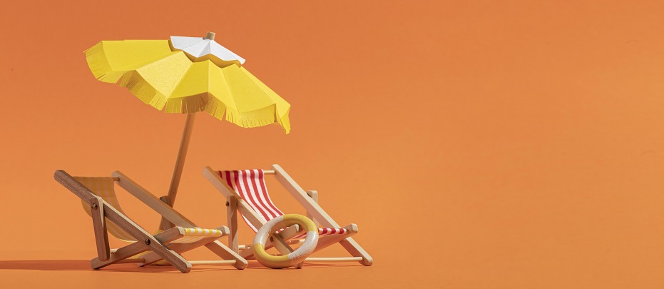 deux transats sous un parasol