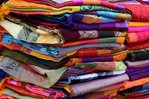 une pile de plusieurs tissus colorés