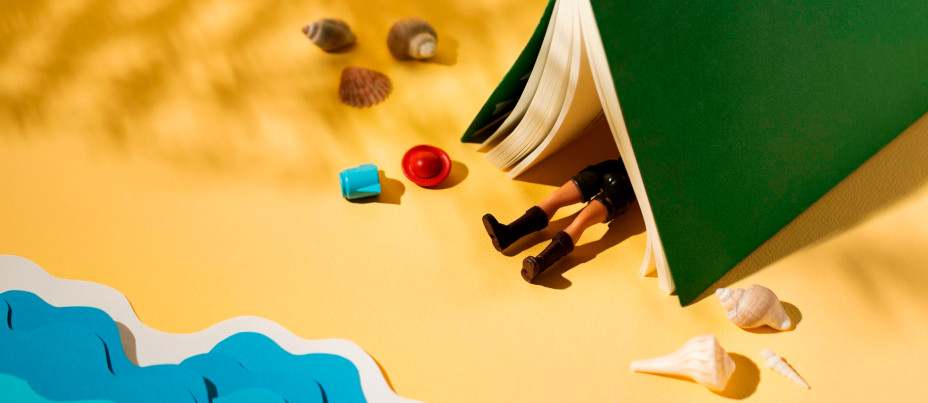 Figurine sous un livre en forme de tente