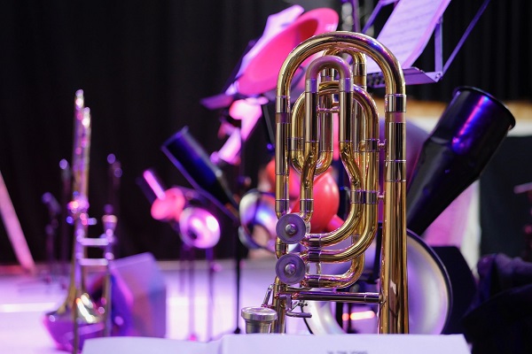 trompette posée sur scène dans une lumière violette et rose