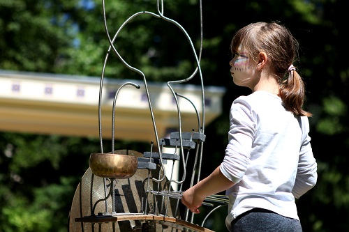 Fille jouant avec une sculpture musicale