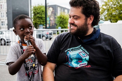 Un homme et un enfant tenant un micro