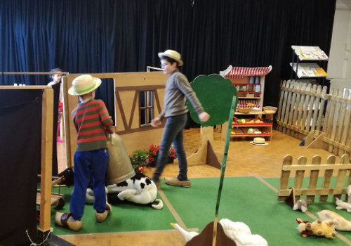 Enfants dans décor de ferme