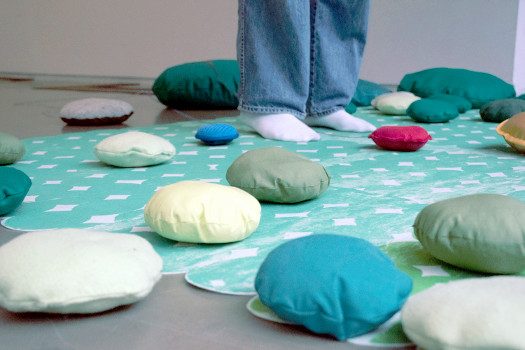 Pieds sur un tapis entourés de coussins ronds