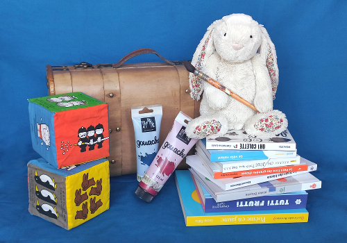 Lapin en peluche avec livres et objets
