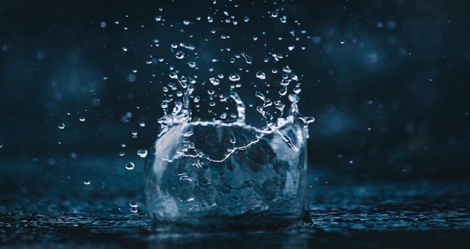 éclaboussures à la surface d'un plan d'eau