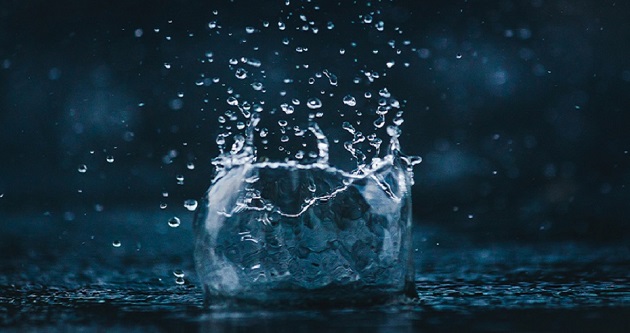 éclaboussures à la surface d'un plan d'eau