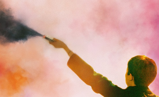 Femme brandissant un fumigène