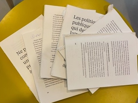 Livre déchiré en plusieurs morceaux