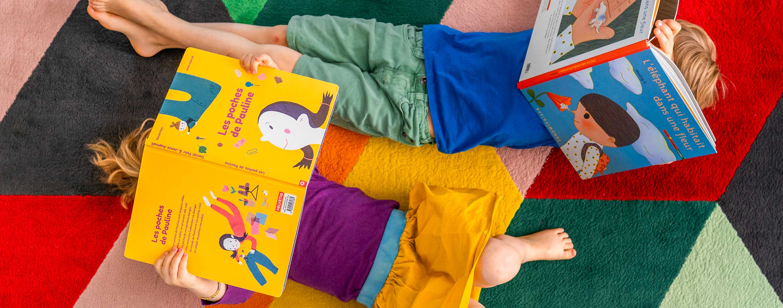Enfants lisant sur un tapis