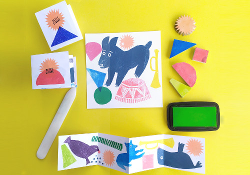 Tampons, encreur et dessin sur fond jaune