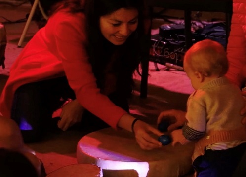 un bébé avec un tambour