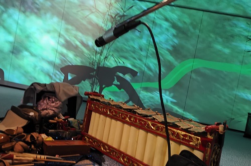 des instruments de musique et un micro