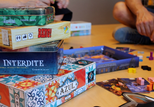 Boite de jeux de société empilées