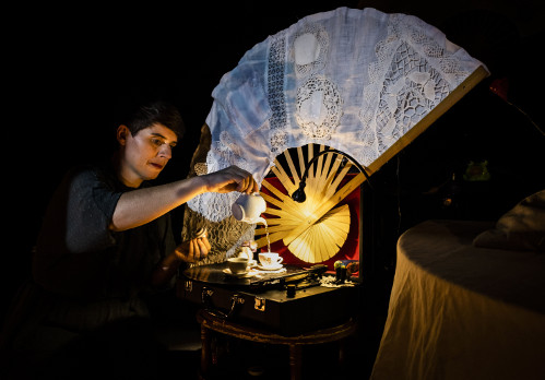 Femme servant du thé devant un éventail