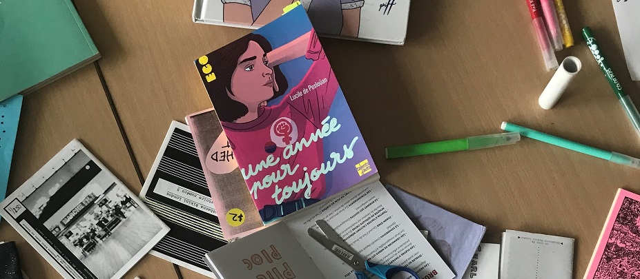 papier, ciseaux, livres, feutres