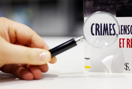 loupe devant un livre policier
