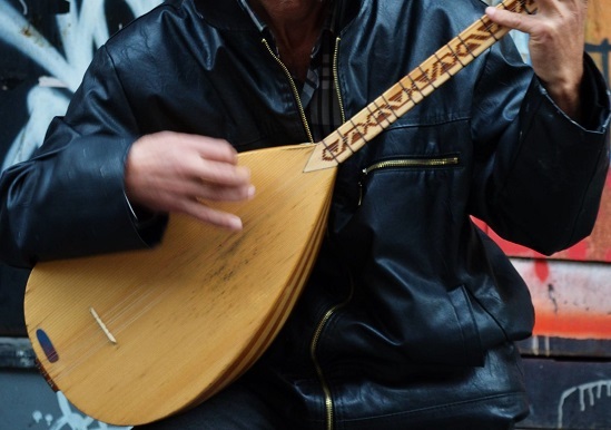 Personne jouant du bouzouki