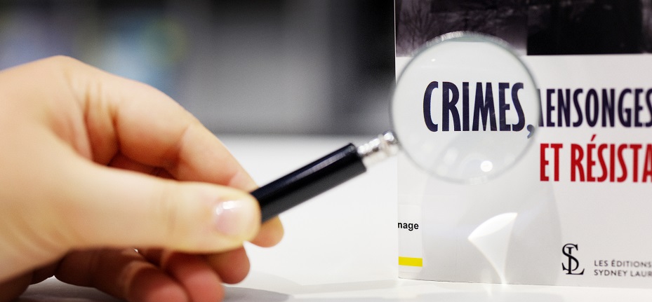 loupe agrandissante posée sur un livre intitulé "crimes..." 