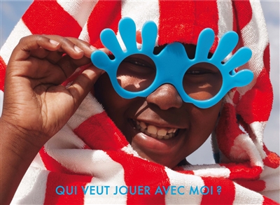 Enfants tenant des lunettes devant ses yeux