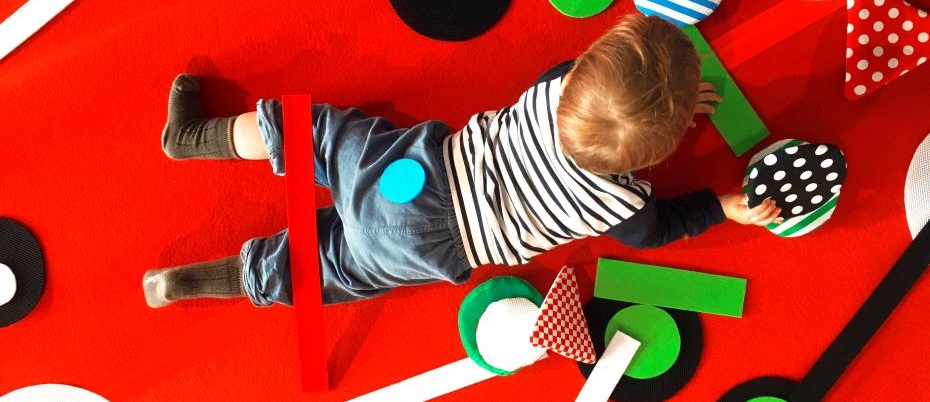 Enfant jouant avec des formes colorées