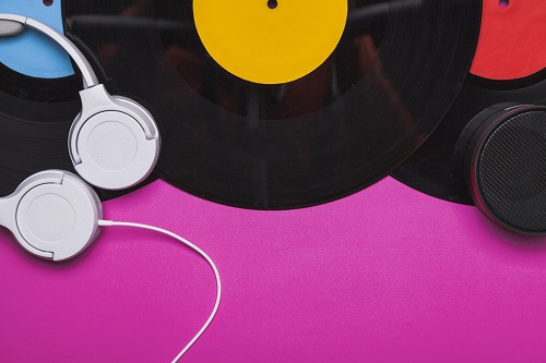 Des écouteurs et des disques vinyles
