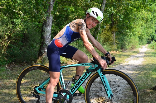 Une femme cycliste