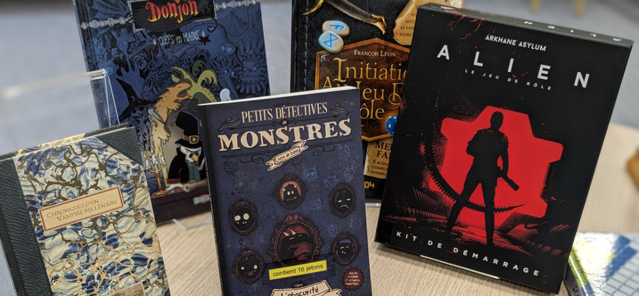 Manuels de jeux de rôle en présentation sur une table