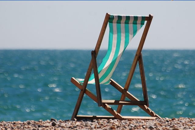 chaise longue face à la mer par temps ensoleillé