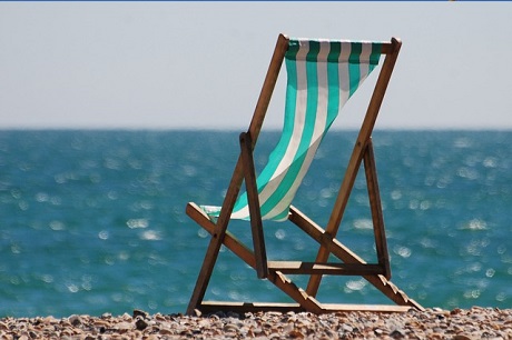 chaise longue face à la mer par temps ensoleillé