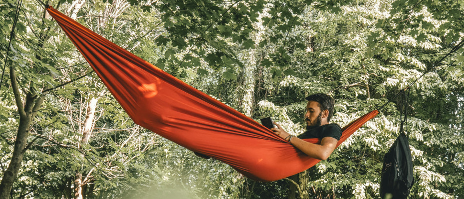 Homme dans un hammac