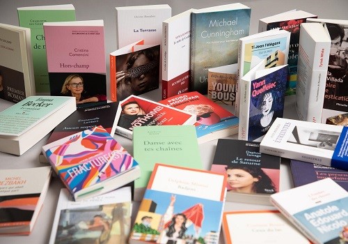 livres de la rentrée présentés pêle-mêle sur une table