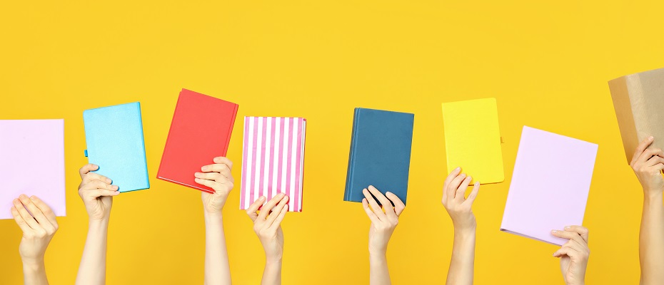 des mains brandissent des livres