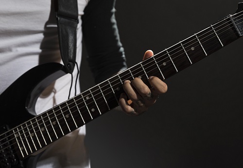 détails d'un homme tenant une guitare