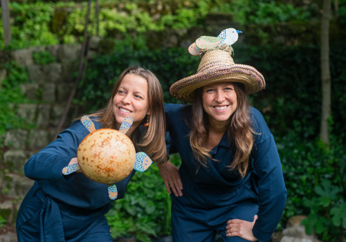 Deux femmes avec éléments de décor