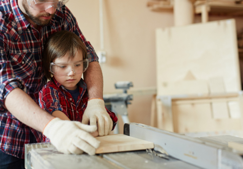 Enfant dans un atelier de menuiserie