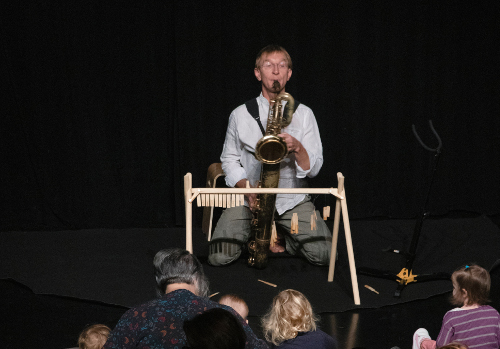 Homme jouant du saxophone