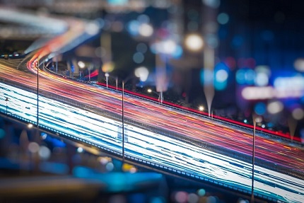 Photographie de circulation sur une route de nuit