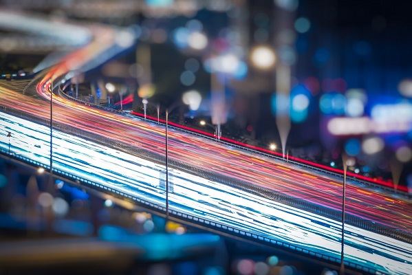 Photographie de circulation sur une route de nuit
