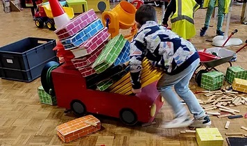 enfants qui jouent avec des briques en carton