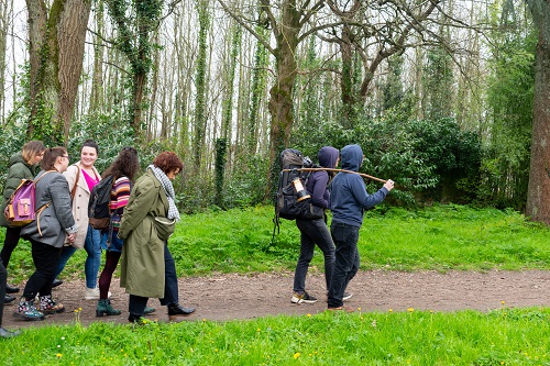 Groupe de personnes en balade en forêt
