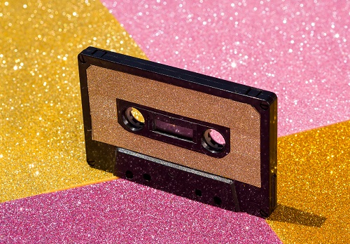 cassette audio sur fond pailleté et coloré