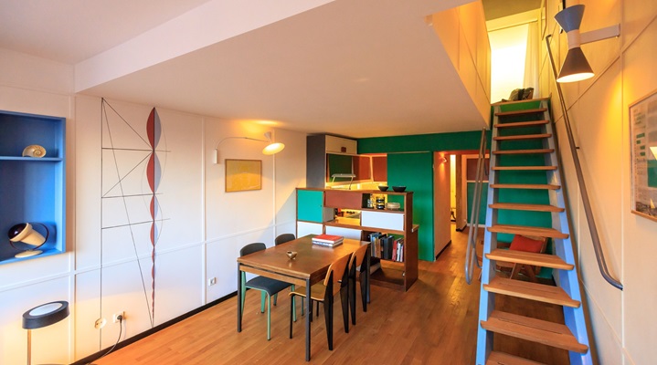 Salle à manger avec un escalier d'un logement de la Maison Radieuse