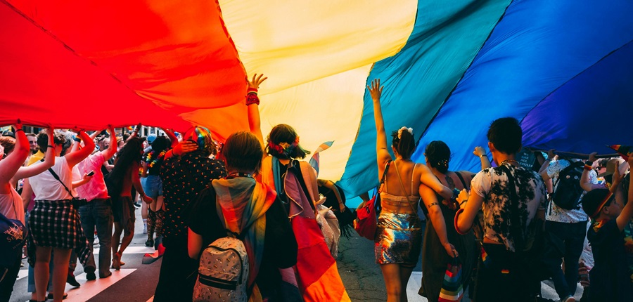 foule de personnes portant le drapeau lgbtqia+