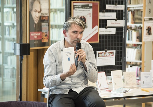 photographie de Guénaël Boutouillet présentant un livre