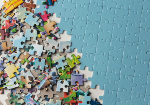 Pièces de puzzles éparpillées