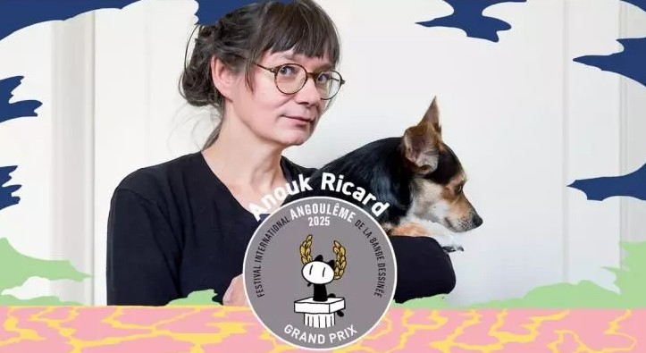 Anouk Ricard de profil tient son chien dans les bras, un macaron du grand prix d'angoulême est devant elle