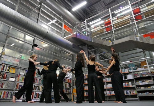 groupe de danseuses à la médiathèque 