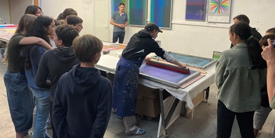 Pierre Verdon explique la technique de sérigraphie aux collégiens