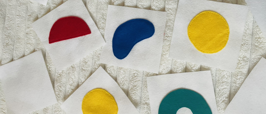 Formes de couleurs en feutrine sur tissu blanc